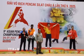 Ban tổ chức trao huy chương cho các vận động viên tham gia thi đấu. (Ảnh: Hoàng Ngà/TTXVN)
