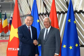 Chủ tịch Hội đồng Châu Âu Antonio Costa chủ trì lễ đón Tổng Bí thư, Chủ tịch nước Tô Lâm. (Ảnh: Thống Nhất/TTXVN)