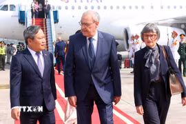 Chủ tịch UBND thành phố Hà Nội Vũ Đại Thắng đón Tổng thống Thụy Sĩ Guy Parmelin và Phu nhân tại sân bay quốc tế Nội Bài, Hà Nội. (Ảnh: Phạm Kiên/TTXVN)