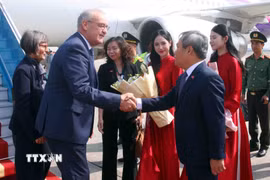 Chủ tịch Ủy ban Nhân dân thành phố Hà Nội Vũ Đại Thắng đón Tổng thống Liên bang Thụy Sĩ Guy Parmelin và Phu nhân tại sân bay quốc tế Nội Bài, Hà Nội. (Ảnh: Phạm Kiên/TTXVN)