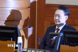 Cựu Tổng thống Hàn Quốc Yoon Suk Yeol tại một phiên điều trần ở Seoul. (Ảnh: THX/TTXVN)