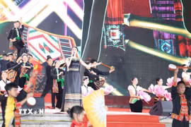 Chương trình nghệ thuật khai mạc với chủ đề “Sa Pa - Xứ sở tình yêu.” (Ảnh: Hương Thu/TTXVN)