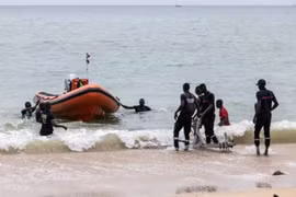 Chìm thuyền chở khoảng 100 người ngoài khơi Senegal