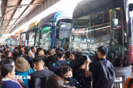 Không khí hối hả, tất bật hiện rõ trên từng khu vực chờ xe. (Ảnh: Nguyễn Thắng/TTXVN)