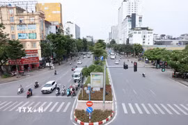 Đường Hoàng Quốc Việt vắng vẻ, yên tĩnh trong sáng 29/8. (Ảnh: Quốc Khánh/TTXVN)