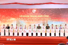 Các đại biểu thực hiện nghi thức khánh thành, khởi công các dự án chào mừng Quốc khánh. (Ảnh: Tiến Lực/TTXVN)
