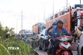 Người tham gia giao thông gặp khó khăn do ùn tắc cục bộ. (Ảnh: Tiến Lực/TTXVN)