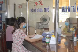 Người dân làm thủ tục về thuế. (Ảnh: Thùy Dung/TTXVN)