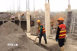 Một số công việc trong ngành xây dựng nằm trong danh mục có yêu cầu nghiêm ngặt về an toàn, vệ sinh lao động. (Ảnh: Minh Tâm/TTXVN)