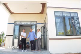 Một gia đình chính sách vui mừng khi chuyển về ngôi nhà mới được xây dựng kiên cố nhờ sự hỗ trợ kinh phí từ các nhà hảo tâm. (Ảnh: Đinh Hương/TTXVN)