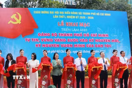 Đại biểu cắt băng khai mạc Triển lãm. (Ảnh: Thu Hương/TTXVN)