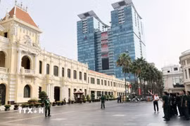 Bên ngoài tòa nhà Trụ sở Hội đồng Nhân dân-Ủy ban Nhân dân Thành phố Hồ Chí Minh. (Ảnh: Mỹ Phương/TTXVN)