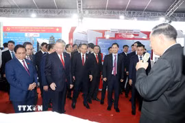 Tổng Bí thư Tô Lâm và các đại biểu tham quan triển lãm tại Đại hội. (Ảnh: Thống Nhất/TTXVN)