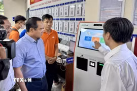 Chủ tịch UBND Thành phố Hồ Chí Minh Nguyễn Văn Được khảo sát việc vận hành chính quyền địa phương hai cấp tại phường Bà Rịa. (Ảnh: Huỳnh Sơn/TTXVN)