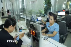 Phường Sài Gòn triển khai hiệu quả việc chứng thực điện tử phục vụ người dân. (Ảnh: Hữu Duyên/TTXVN)
