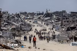 Người dân Palestine tại thị trấn Beit Lahia, phía Bắc Dải Gaza ngày 4/6/2025. (Ảnh: THX/TTXVN)