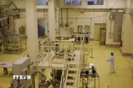 Nhân viên kỹ thuật Iran làm việc bên trong cơ sở hạt nhân Isfahan, nằm cách thủ đô Tehran khoảng 420km về phía Nam. (Ảnh: The Times of Israel/TTXVN)