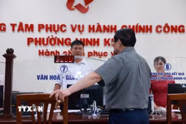 Thủ tướng Phạm Minh Chính thăm, kiểm tra tình hình hoạt động của Trung tâm Phục vụ hành chính công phường Ninh Kiều. (Ảnh: Dương Giang/TTXVN)