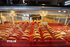 Trang sức vàng được bày bán tại tiệm kim hoàn ở Yangon, Myanmar. (Ảnh: THX/TTXVN)