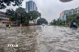 Mưa lớn kéo dài gây ngập nặng trên phố Hoàng Quốc Việt. (Ảnh: Quốc Khánh/TTXVN)