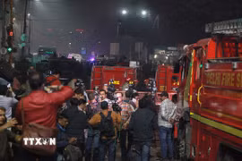 Hiện trường vụ nổ gần Pháo đài Đỏ ở New Delhi, Ấn Độ, ngày 10/11/2025. (Ảnh: THX/TTXVN)