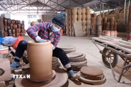 Công đoạn chuốt tạo hình sản phẩm gốm. (Ảnh minh họa: Thanh Thương/TTXVN)