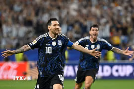 Argentina mặc áo xanh đậm khi đối đầu Anh ở bán kết World Cup 2026. (Ảnh: AFP/TTXVN)