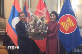 Đại sứ Lào Kingphokeo Phommahaxay trao tặng lẵng hoa chúc mừng Đại sứ Việt Nam Nguyễn Hương Trà nhân kỷ niệm 81 năm Quốc khánh nước CHXHCN Việt Nam. (Ảnh: Lan Anh-Duy Tùng/TTXVN)