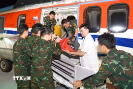 Trực thăng đưa ngư dân bị nạn về đến Bệnh viện Quân y 175, Thành phố Hồ Chí Minh. (Ảnh: TTXVN phát)