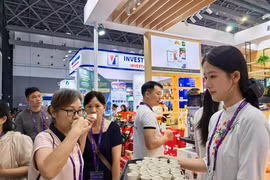 Người tiêu dùng thưởng thức càphê Việt Nam tại CAEXPO ngày 19/9. (Nguồn: chinanews)