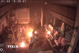 Hiện trường nơi xảy ra vụ tưới xăng đốt nghi do mâu thuẫn tình cảm, tối 6/1/2025 tại phường Long Hoa, tỉnh Tây Ninh. (Ảnh: TTXVN phát)
