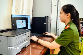 Cán bộ Công an chống thông tin xấu độc liên quan đến bầu cử. (Ảnh: TTXVN phát)