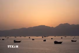 Tàu thuyền di chuyển trên eo biển Hormuz. (Ảnh: Reuters/TTXVN)