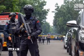 Cảnh sát gác bên ngoài đồn cảnh sát ở thành phố Bandung, Indonesia. (Ảnh: AFP/TTXVN)