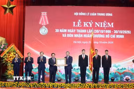 Tổng Bí thư, Chủ tịch nước Tô Lâm trao Huân chương Hồ Chí Minh tặng Hội đồng Lý luận Trung ương. (Ảnh: Thống Nhất/TTXVN)