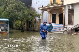 Mưa kéo dài nhiều ngày gây ngập trên một tuyến đường của phường Thuận An. (Ảnh: Mai Trang/TTXVN)