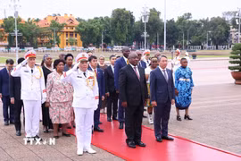 Tổng thống nước Cộng hòa Nam Phi Matamela Cyril Ramaphosa đặt hoa, vào Lăng viếng Chủ tịch Hồ Chí Minh. (Ảnh: Văn Điệp/TTXVN)