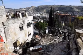 Hiện trường cuộc không kích của Israel xuống Damascus, Syria. (Ảnh: THX/TTXVN)
