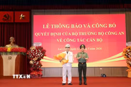 Thượng tướng Lê Văn Tuyến, Thứ trưởng Bộ Công an trao quyết định cho Đại tá Bùi Quyết Toán, tân Giám đốc Công an tỉnh Lai Châu. (Ảnh: Nguyễn Oanh/TTXVN)