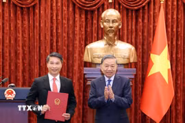 Tổng Bí thư, Chủ tịch nước Tô Lâm trao Quyết định bổ nhiệm Đại sứ đặc mệnh toàn quyền Việt Nam tại Cộng hòa Dân chủ Timor-Leste cho ông Phạm Bình Đàm, Vụ trưởng Ban Thư ký Quốc gia APEC 2027, Bộ Ngoại giao. (Ảnh: Thống Nhất/TTXVN)