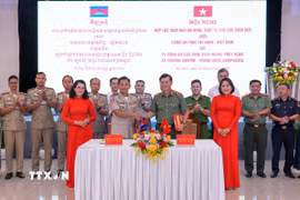 Công an tỉnh Tây Ninh và Ty Công an tỉnh Prey Veng (Campuchia) ký kết biên bản hợp tác phòng, chống tội phạm, bảo đảm an ninh, trật tự khu vực biên giới. (Ảnh: Minh Phú/TTXVN)
