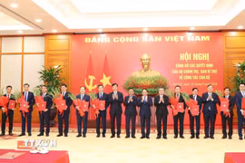 Thường trực Ban Bí thư Trần Cẩm Tú trao Quyết định của Bộ Chính trị, Ban Bí thư cho 12 đồng chí giữ chức Phó Bí thư Thường trực Tỉnh ủy và các Phó Ban Đảng Trung ương. (Ảnh: Phương Hoa/TTXVN)