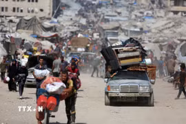 Người dân Palestine sơ tán khỏi thành phố Gaza ngày 18/9/2025. (Nguồn: THX/TTXVN)