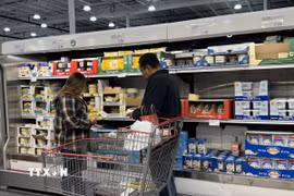 Khách hàng mua sắm tại siêu thị Costco ở bang Maryland, Mỹ. (Ảnh: Đoàn Hùng/TTXVN)