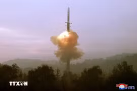 Một vụ phóng thử nghiệm tên lửa của Triều Tiên. (Ảnh: KCNA/TTXVN)