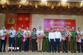 Lãnh đạo tỉnh Bà Rịa-Vũng Tàu tặng hoa các sở, ngành bàn giao chức năng, nhiệm vụ về Công an tỉnh. (Ảnh: Đoàn Mạnh Dương/TTXVN)
