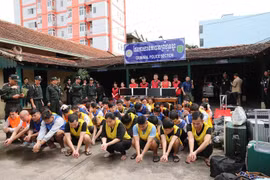 Cơ quan điều tra bắt giữ các nghi phạm trong đường dây lừa đảo ở Campuchia. (Nguồn: Công an tỉnh Lai Châu)