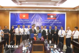 Phó Chủ tịch Ủy ban Nhân dân tỉnh An Giang Lê Văn Phước và Phó Chủ tịch Ủy ban chính quyền tỉnh Champasak Phimphon Phandanuwong ký kết Biên bản ghi nhớ hợp tác giai đoạn 2026-2030. (Ảnh: Xuân Tú/TTXVN)