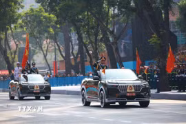 Xe Chỉ huy, xe Tổ Quân kỳ toàn quân diễu qua Lễ đài. (Ảnh: TTXVN)