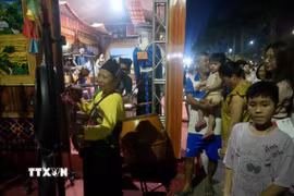 Không gian văn hóa các dân tộc Thanh Hóa thu hút đông đảo người dân và du khách. (Ảnh: Hoa Mai/TTXVN)